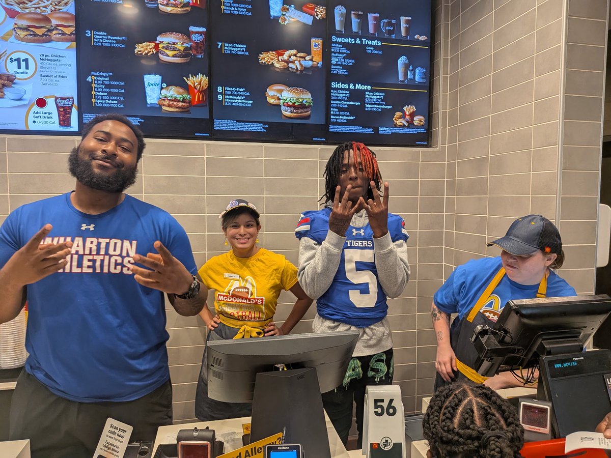 ElizabethMuras5's tweet photo. Our Wharton tigers never cease to amaze me &amp; constantly making me proud to work here! Serving the community up some McDonalds tonight!   #mcdonalds #tigersatwork #whartonisd #texasproud https://t.co/JTN3v3INvR