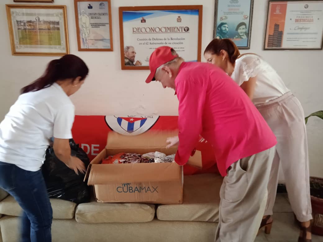 Cederistas cienfuegueros se suman a la recogida de donaciones con destino a las provincias orientales.
#Cuba #FuerzaCuba #CDRCuba