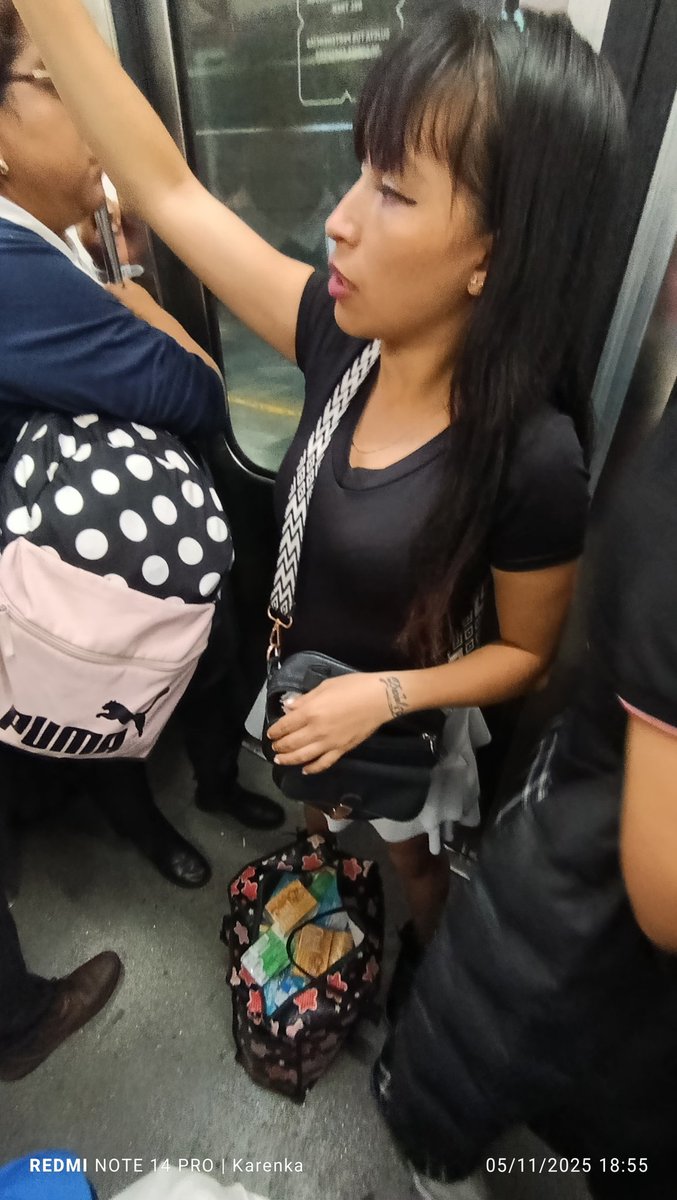 fabioesbella's tweet photo. @MetroCDMX @Douma6666 @ctcdelmetro Quita a los vendedores ambulantes viene hasta la madre el metro, viene lenta la línea 3 y todavía se suben y Vien empujando https://t.co/4KpyHgPlkB