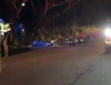 Prensalibcasan's tweet image. Como Carlos Andres Alvarez Cataño de 25 años fue identificado el motociclista que perdió la vida en siniestro vial hacia las 6:50 de la tarde en la vía Marginal del Llano kilómetro 6 tramo #Yopal - #Pore. La víctima se movilizaba en la moto de Placa BCL44D Pulsar N200, quien…