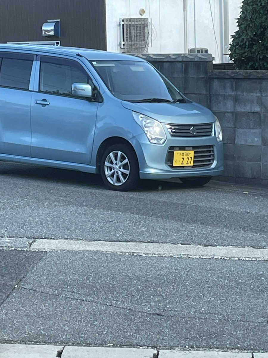 Mikanue4's tweet photo. 駐車禁止の住宅街に停めてあった軽。迷惑すぎるやろ！免許証返納した方が良いやろ！ https://t.co/Wpty5byYj1