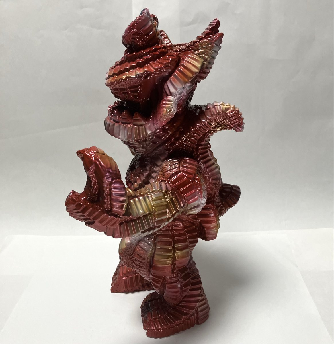 Fuusen_Gumtaro's tweet image. ソフビ造形大賞お疲れ様でした
入賞には至りませんでしたがとても得るものが多かったです　細かい質問に答えていただいたスタッフの皆様ありがとうございました

写真は彩色したガイダン
（メイド・イン・ザ・シェイド風）

#ソフビ造形大賞 #ソフビ造形 #海洋堂 #gumtaro #オリジナル怪獣 #ガイダン