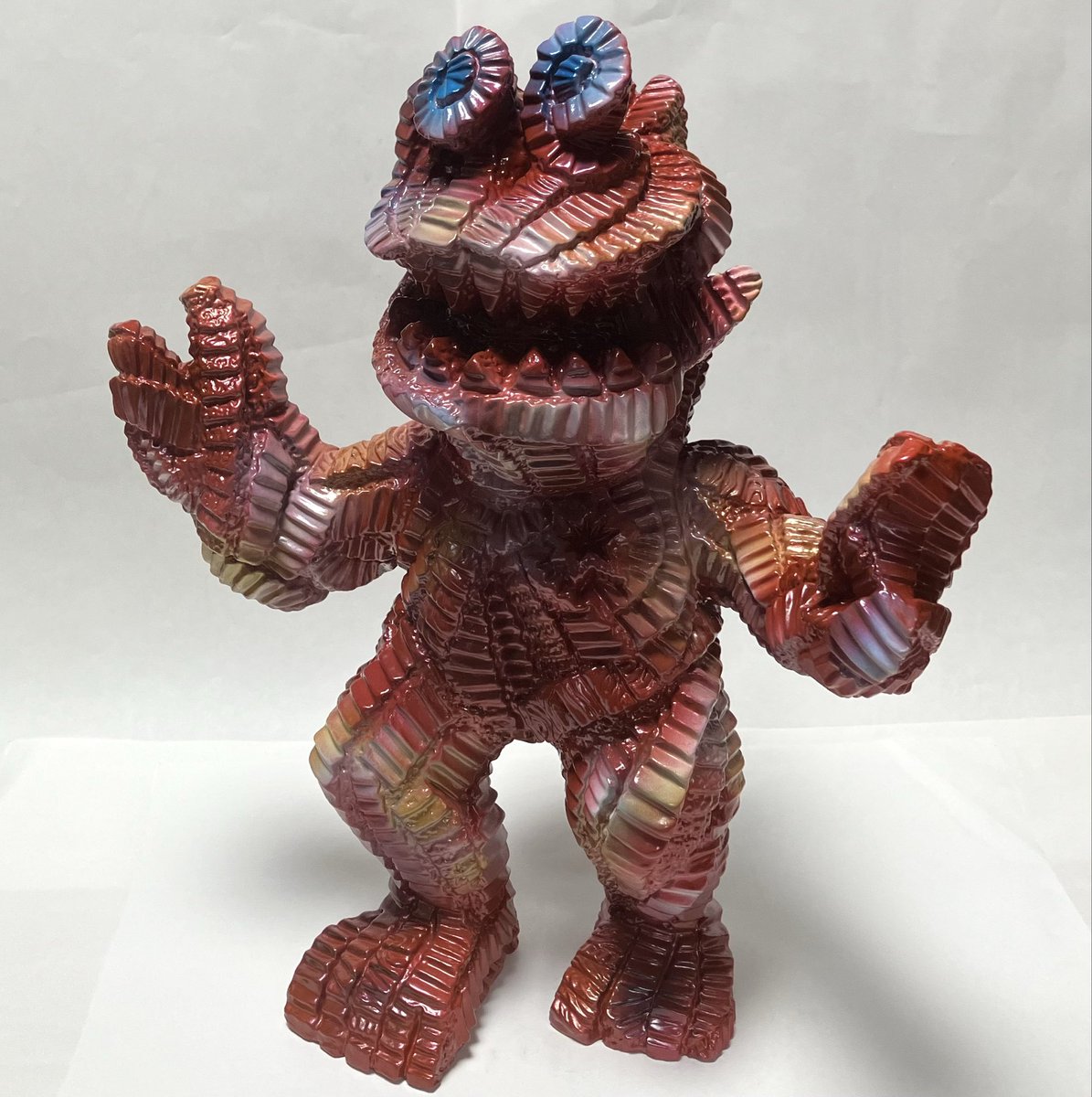 Fuusen_Gumtaro's tweet image. ソフビ造形大賞お疲れ様でした
入賞には至りませんでしたがとても得るものが多かったです　細かい質問に答えていただいたスタッフの皆様ありがとうございました

写真は彩色したガイダン
（メイド・イン・ザ・シェイド風）

#ソフビ造形大賞 #ソフビ造形 #海洋堂 #gumtaro #オリジナル怪獣 #ガイダン