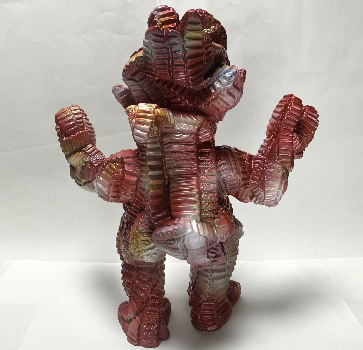 Fuusen_Gumtaro's tweet image. ソフビ造形大賞お疲れ様でした
入賞には至りませんでしたがとても得るものが多かったです　細かい質問に答えていただいたスタッフの皆様ありがとうございました

写真は彩色したガイダン
（メイド・イン・ザ・シェイド風）

#ソフビ造形大賞 #ソフビ造形 #海洋堂 #gumtaro #オリジナル怪獣 #ガイダン