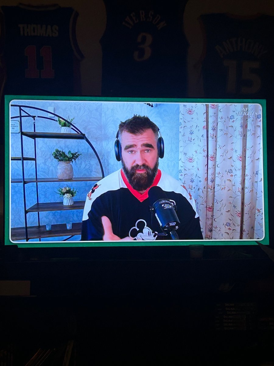 RagingIron_'s tweet photo. Why does @JasonKelce look like he’s doing a podcast in his bathroom lmao sorry I had to lmao

@newheightshow 
@traviskelce_fan https://t.co/vTxpCqMl0P