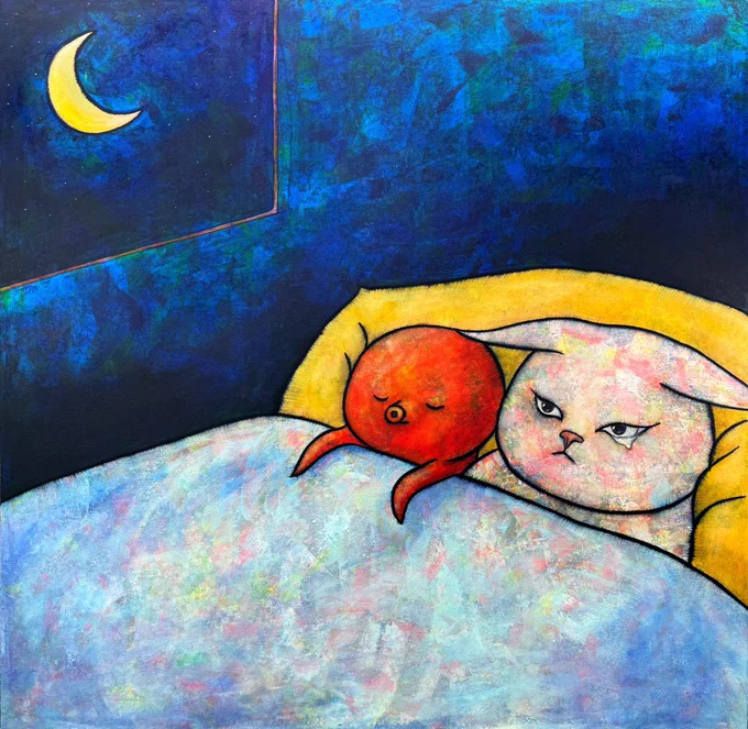 『Alone together』について タコは眠っている。 猫は眠れずに、月を見て泣いている。 それだけの絵だ。 でも、この"それだけ"の中に、どうしようもなく人間くさい夜があるような気がする。 同じ布団の中にいても、まったく違う夢を見ている。ぬくもりはあるのに、心は届かない。