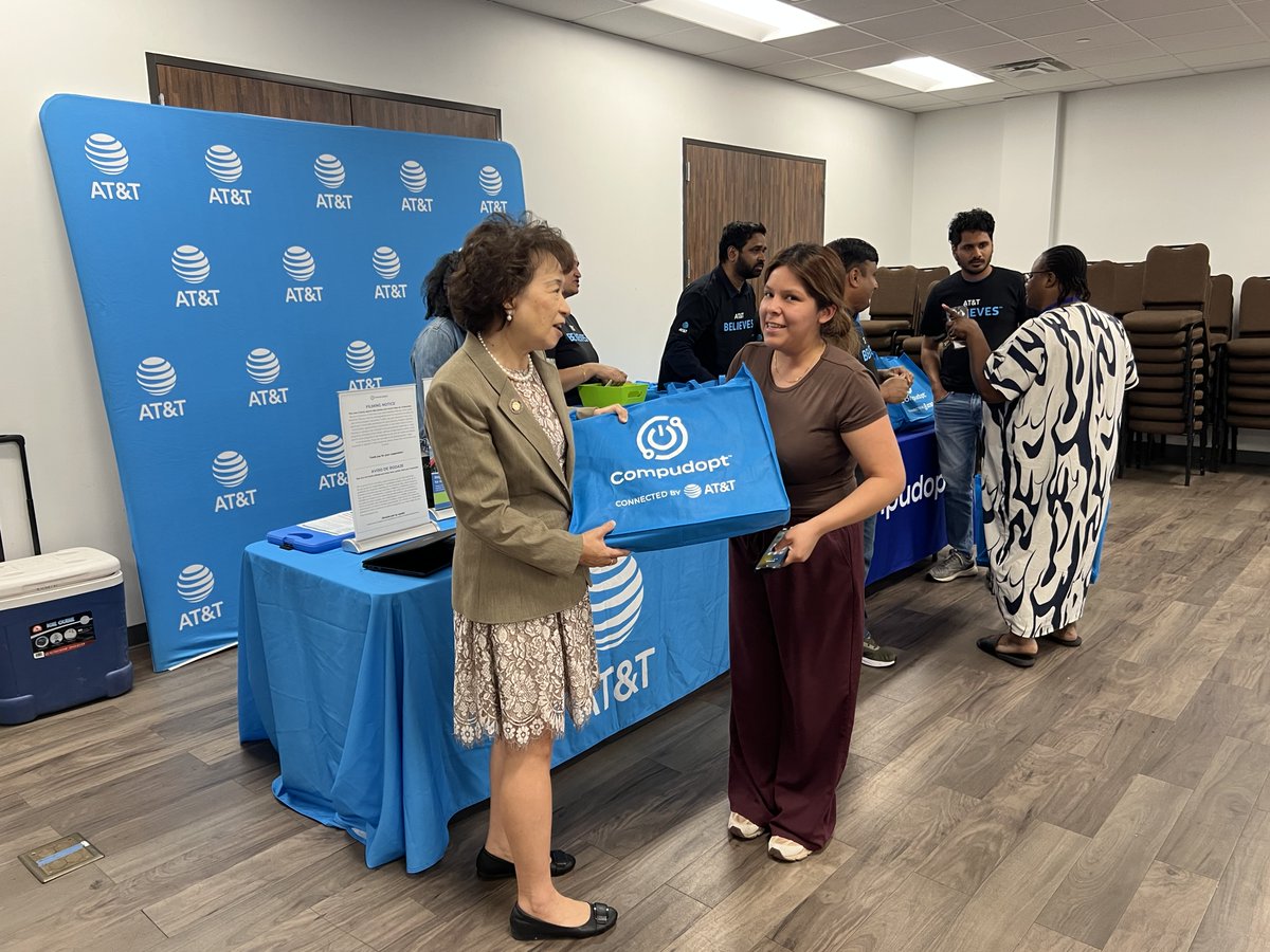 AngieChenButton's tweet image. Access to technology opens doors! After today&apos;s computer givaway, thanks to AT&amp;amp;T, Compudopt, and the Network of Community Ministries, more families now have the computers and skills they need to succeed in school and work. 💻✨