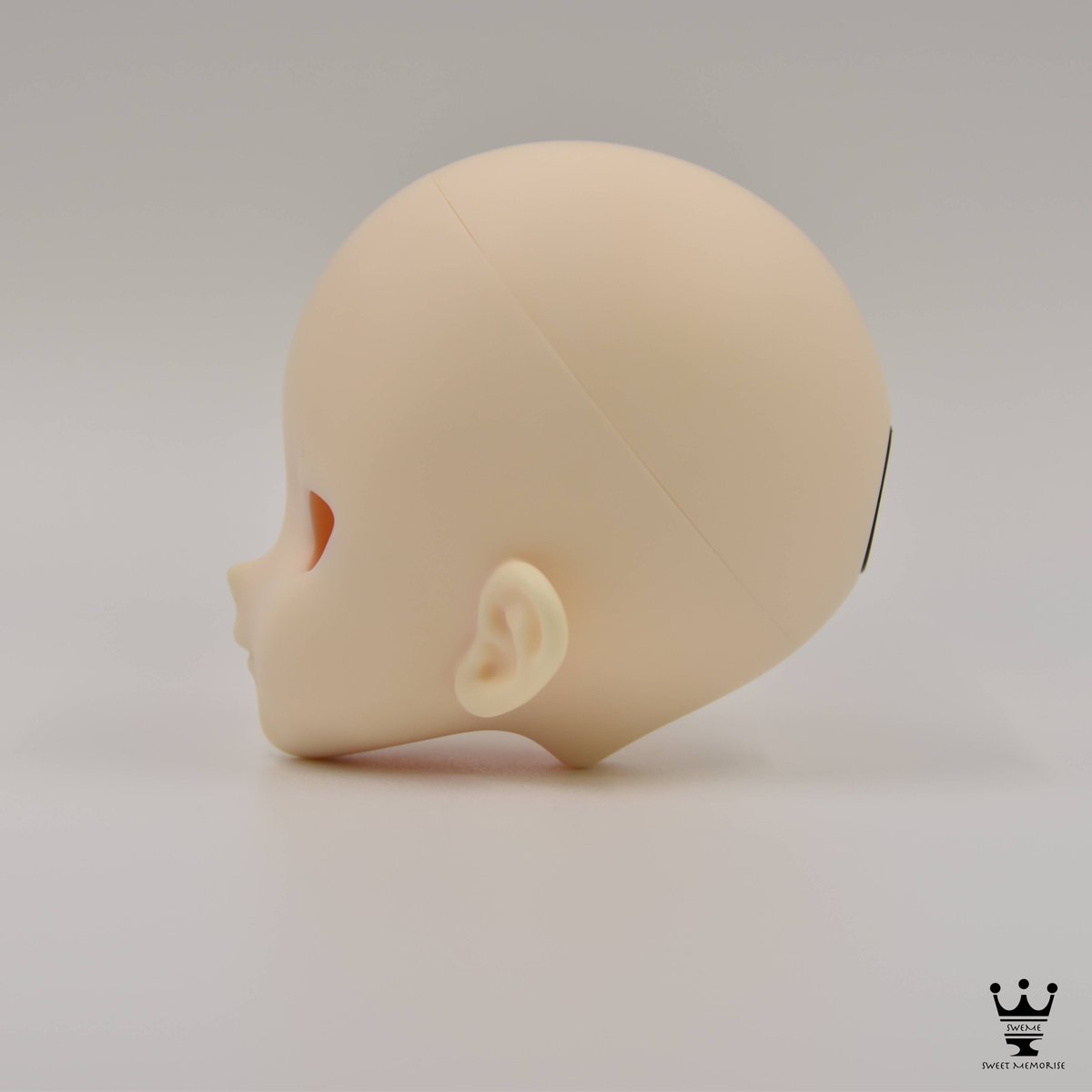 【即納】SWEMEから「SW4-H1：02タイプ」のご紹介！  シャープな目元が魅力のヘッドです
ドールメイクを始めたい方にもオススメです♫  
ピンクスキンでご用意しております！

お迎えはこちらから⬇️ 
dolkosaka-onlineshop.com/products/detai… 

#スウィミー 
#オリジナルヘッド
