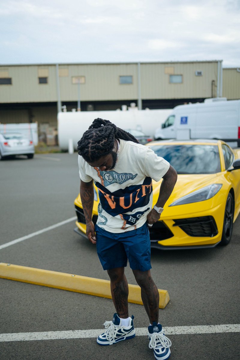 I be counting this money it fucced up my hands in luxury row really fuccn up bands 🛬💰📈 #LegendaryLiving 🏆🎥