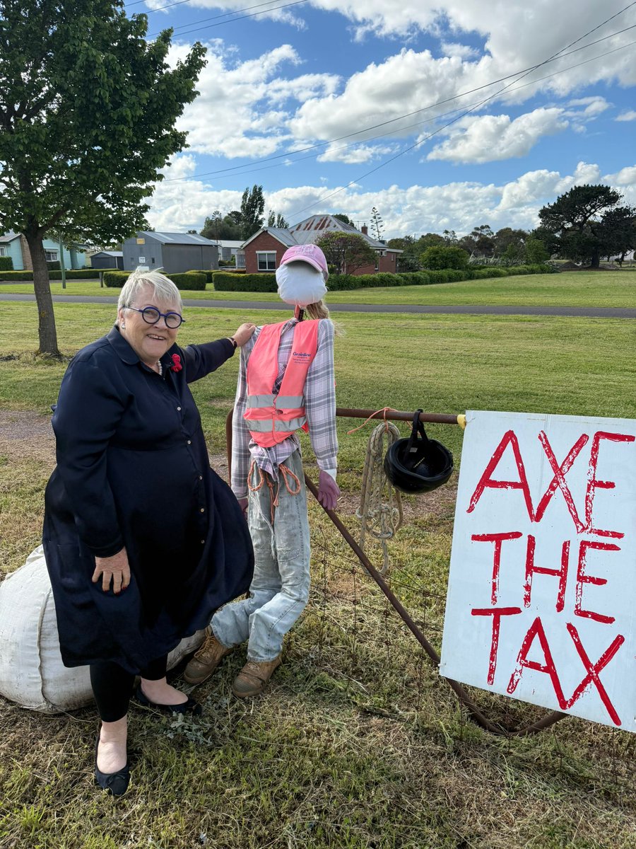 Checked out some of the fabulous #axethetax corflutes along the Hamilton Highway! Only the Liberals will liberate our state from this government and their shameless cash grabs.