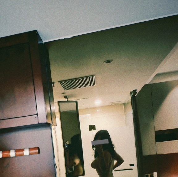 yizhimieluo's tweet image. 无聊，压力大就擦边。腿不发了