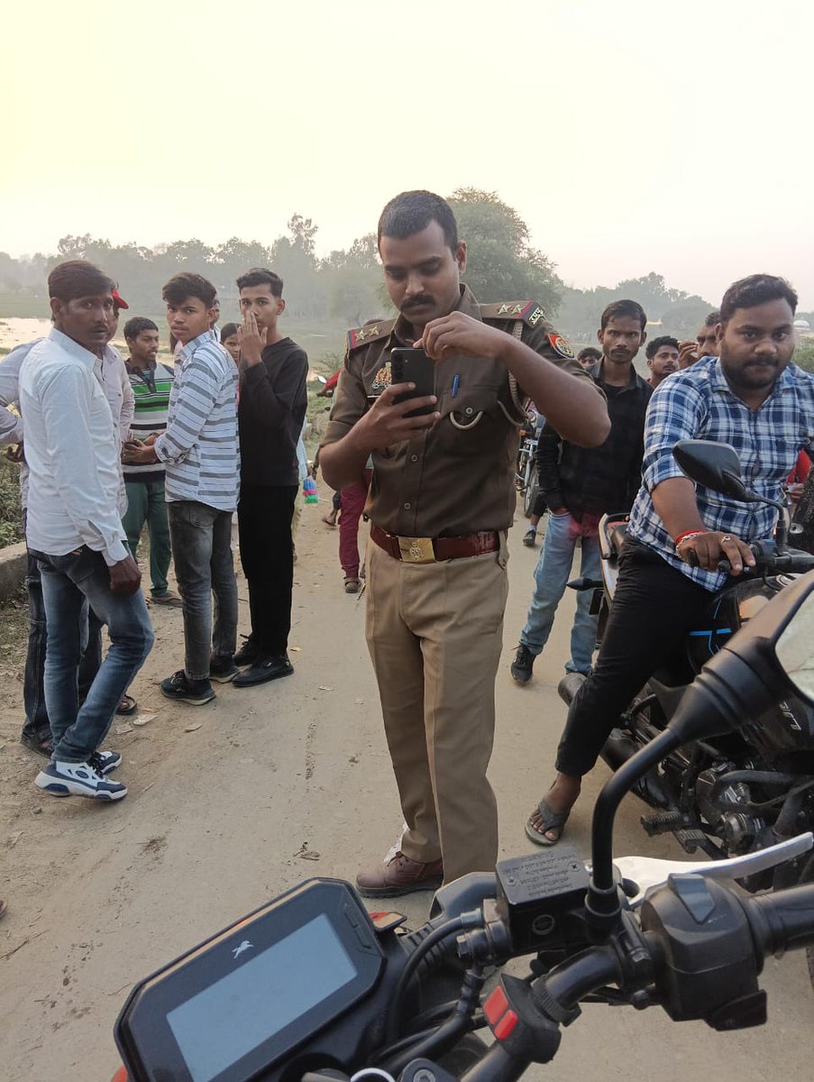 #इटौंजा_थाना क्षेत्र के लासा मेले में कवरेज करने जारहे पत्रकार से इंस्पेक्टर व दारोगा ने की अभद्रता कालर पकड़ गाड़ी की चाबीछीनी
मेले का माहौल तनावपूर्ण <a href="/lkopolice/">LUCKNOW POLICE</a> <a href="/Uppolice/">UP POLICE</a> <a href="/dgpup/">DGP UP</a> <a href="/LkoCp/">CP LUCKNOW</a> <a href="/Rajeevkrishna69/">Rajeev Krishna IPS, DGP UP</a> <a href="/LoJcp/">JCP L&O LUCKNOW</a>  <a href="/dcp_north/">DCP NORTH LUCKNOW</a> <a href="/Igrangelucknow/">IG Range Lucknow</a> <a href="/homeupgov/">Home Department, UP</a> <a href="/UPGovt/">Government of UP</a> <a href="/AdminLKO/">DM Lucknow</a> <a href="/CMOfficeUP/">CM Office, GoUP</a>