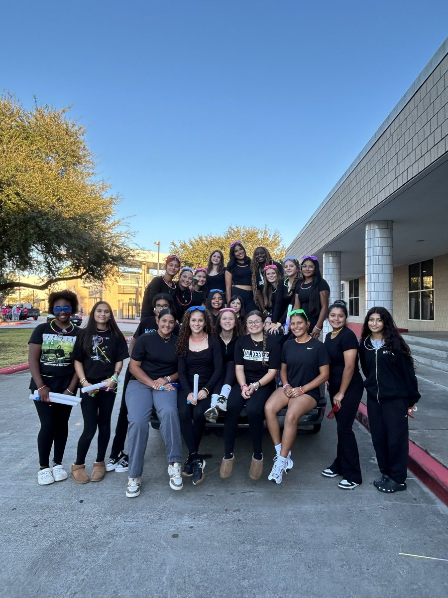 BrookSoftball's tweet image. Had fun with our community at the Homecoming Parade! #glowwiththeflow