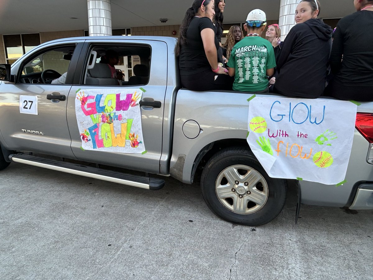 BrookSoftball's tweet image. Had fun with our community at the Homecoming Parade! #glowwiththeflow