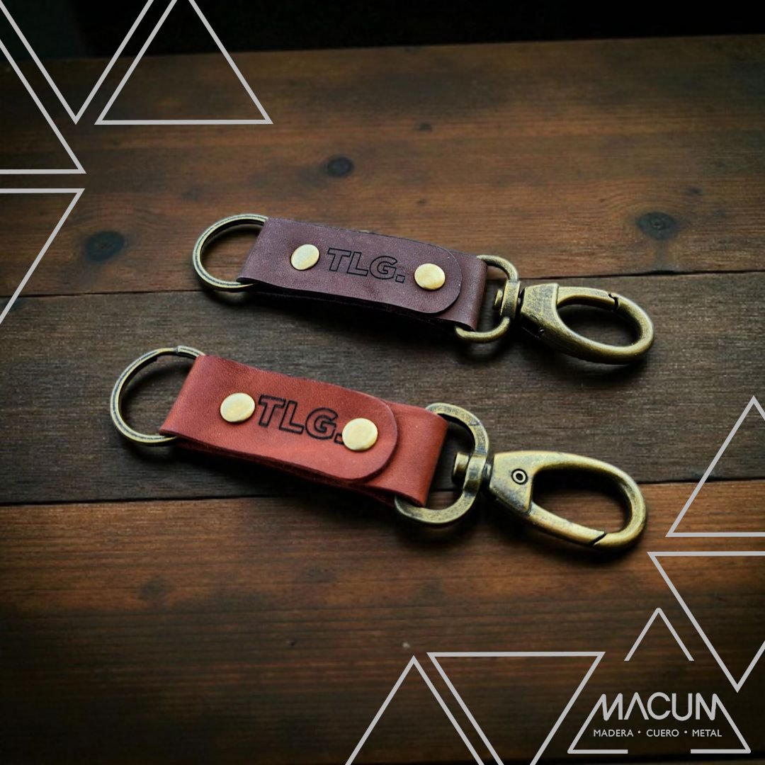 Llavero Ancla: Corte, bruñido y armado artesanalmente en cuero vacuno y con un mosquetón metálico. Puede personalizarse mediante grabado láser. Colores disponibles según stock. #macum #hechoamano #cueroartesanal #cuero #diseñodeautor #objetosquepermanecen #hechoenbolivia