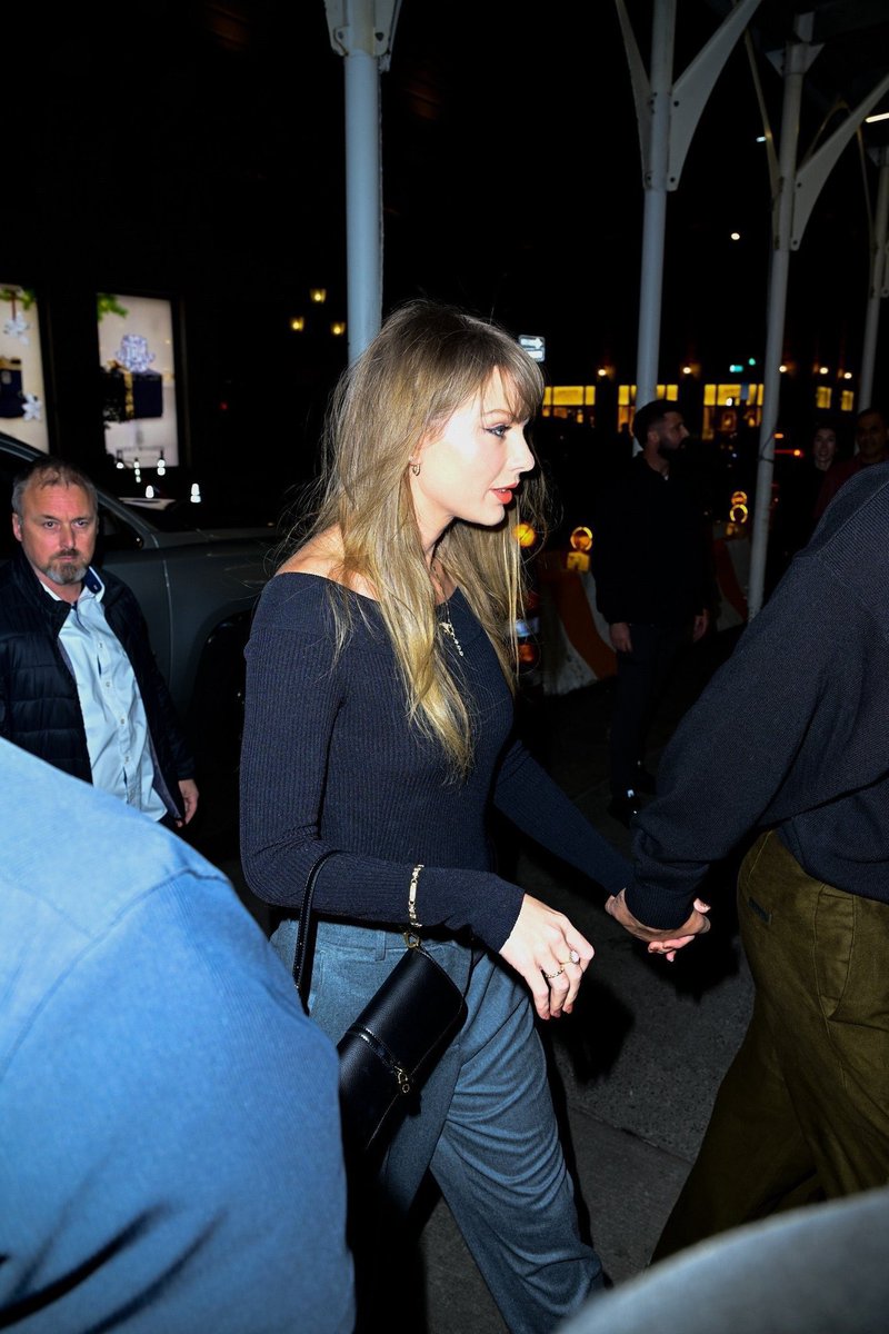 taylorswiftbr's tweet image. NOIVOS!

Taylor Swift e Travis Kelce em Nova York. ❤️‍🔥