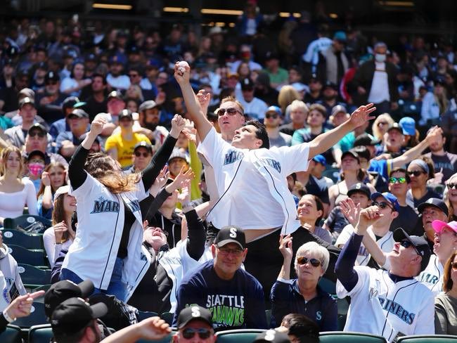 Cricket will shamelessly borrow from baseball this summer by allowing fans to keep balls that fly into the crowd during Big Bash League matches.

codesports.com.au/cricket/bbl/ke…