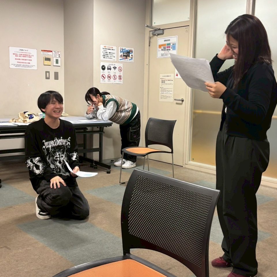infinity_thcom's tweet photo. 《稽古場日記📓》
あっという間に11月になって寒くなってきましたね
今日は竹取物語の動きの確認をしていました
公演まで残り1ヶ月を切って、小道具衣装担当の私含め裏方も着々と準備を進めています！
当日までみんなで頑張ります！
お楽しみにー！　
明夜音 https://t.co/Ktu7IPPZnR