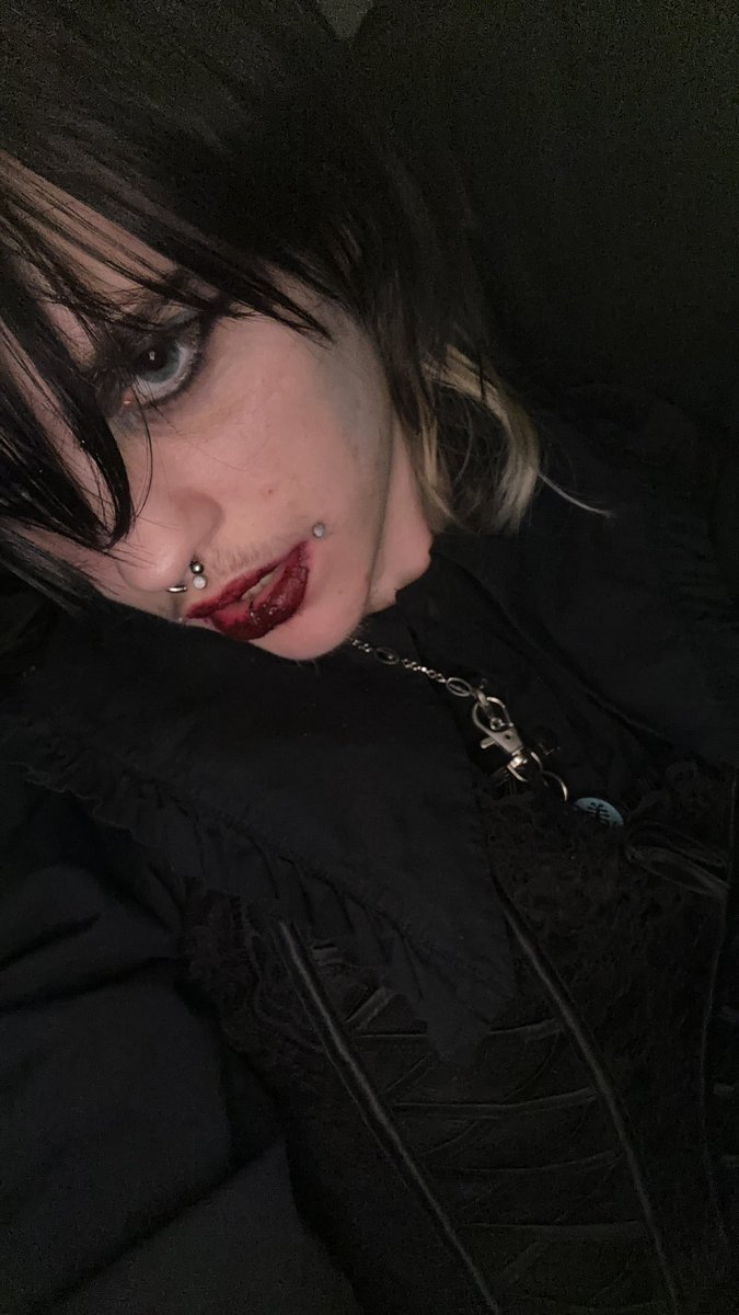 RedRumRuumis's tweet photo. did my makeup while a hot Tgirl upstairs has a d/s session :p https://t.co/sPp6moK5K3