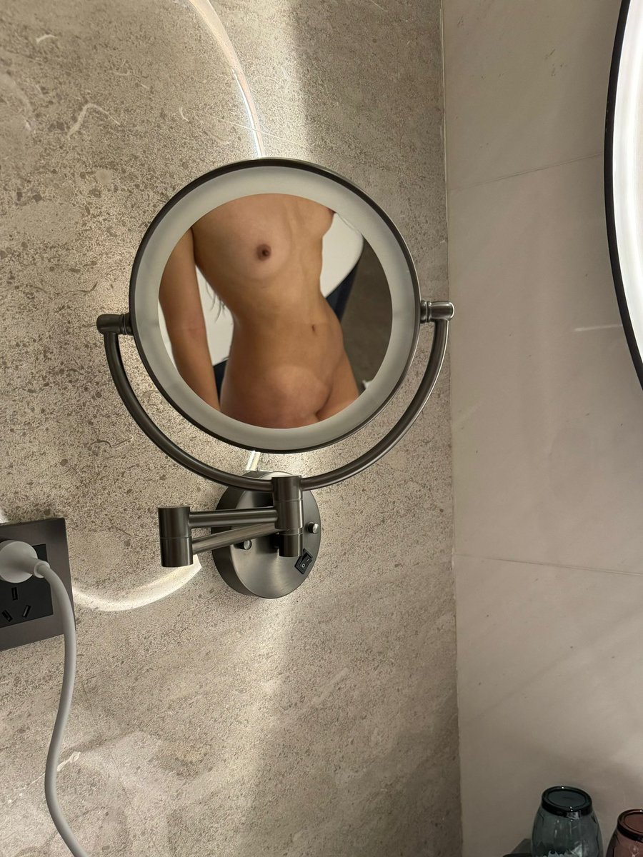 他和别的女的睡觉的时候 还能回我消息 嗯… 怎么不算爱我呢