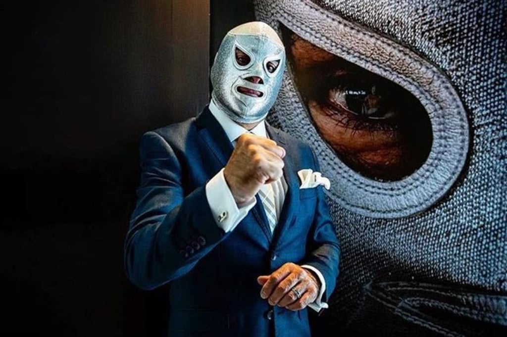 4 pictures of Lindsay Lohan that make you say "Hey, that is not Lindsay Lohan. In fact, that is legendary luchador El Santo.".