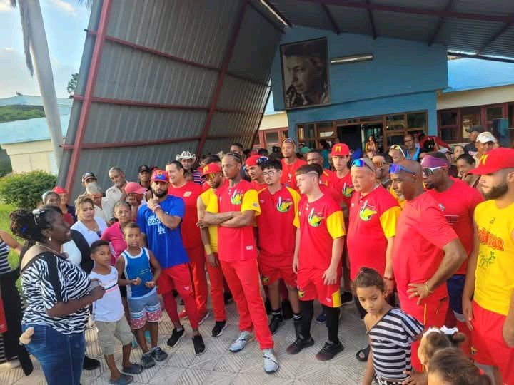 Yanet_SNTCTunas's tweet image. #Cocodrilos🐊dan jonrron de solidaridad  al concluir el partido con #Leñadores 🌵 llegan  hasta el centro de protección Rita Longa  con sus muestras afectivas a nuestros hermanos de #Granma, dan su aporte material pero más significativo ese aporte sentimental que llega al ❤️