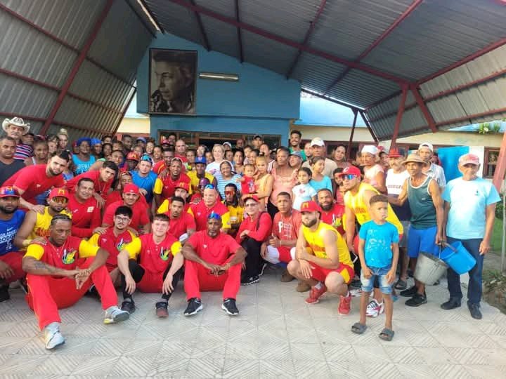 Yanet_SNTCTunas's tweet image. #Cocodrilos🐊dan jonrron de solidaridad  al concluir el partido con #Leñadores 🌵 llegan  hasta el centro de protección Rita Longa  con sus muestras afectivas a nuestros hermanos de #Granma, dan su aporte material pero más significativo ese aporte sentimental que llega al ❤️