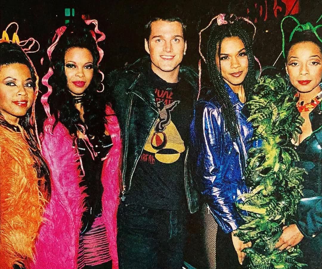 A rare picture from #BatmanForever Chris O' Donnell on set with En Vogue that has a cameo appearance.
