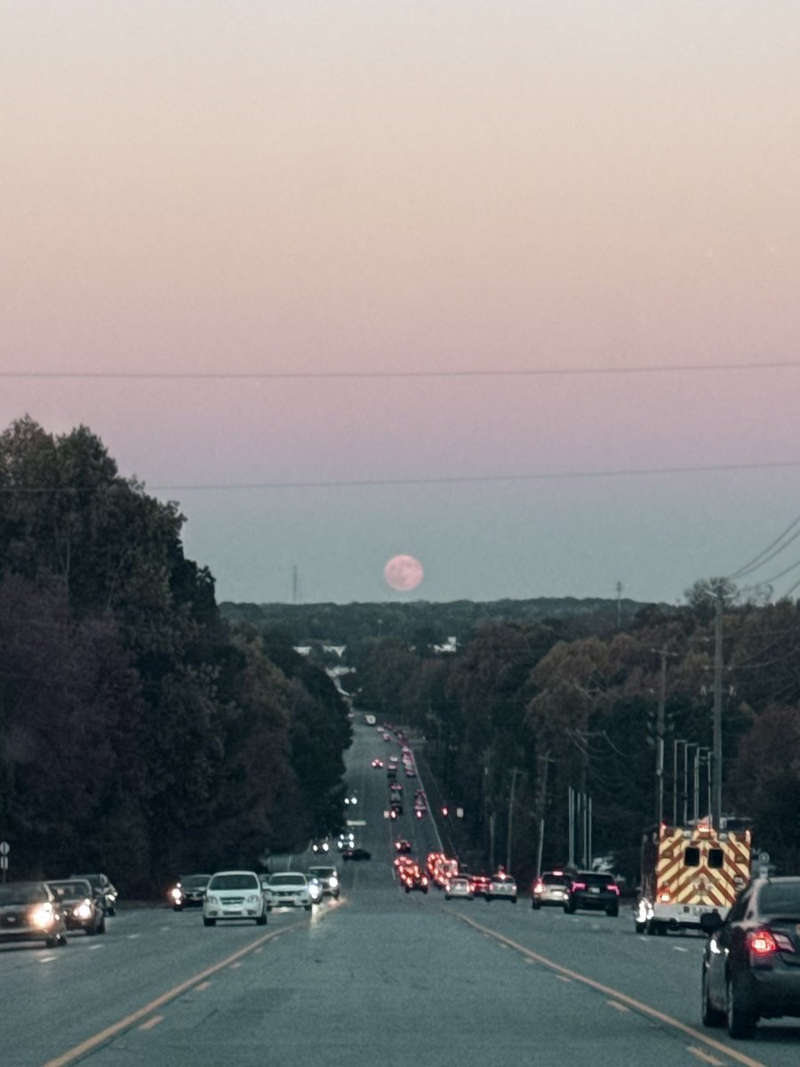 flipdaplug's tweet photo. #fullmoon https://t.co/2QnS4LlGeO