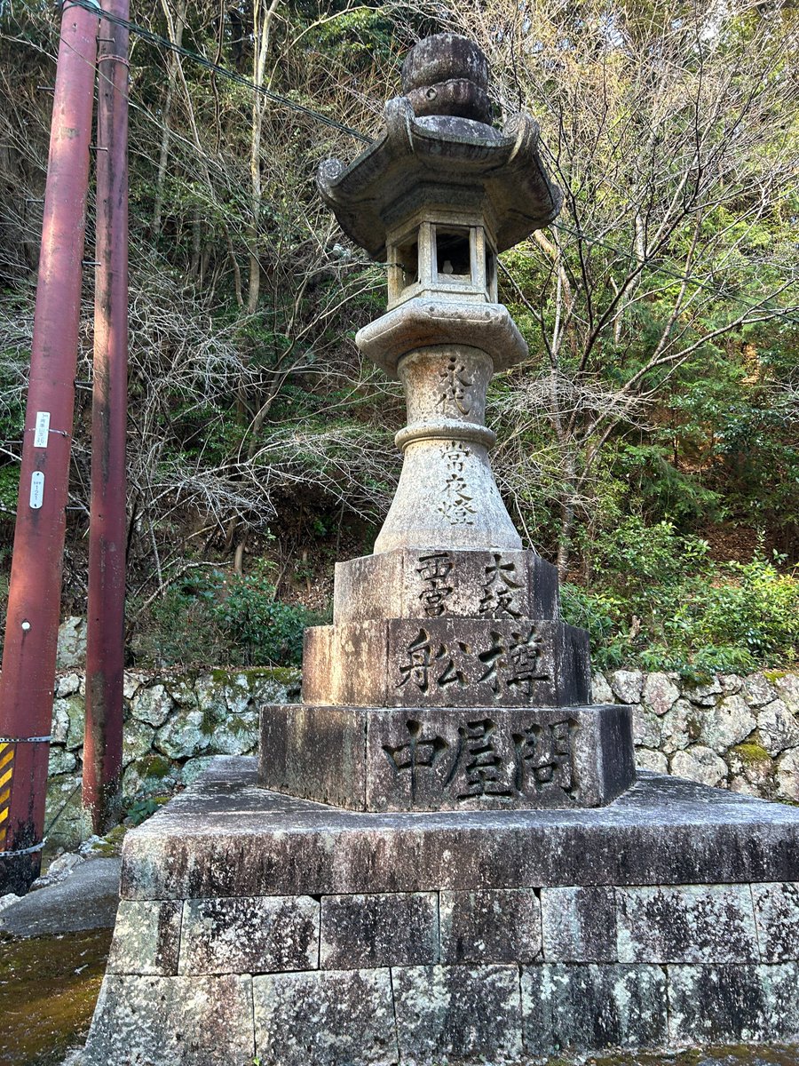 青峰山正福寺 の大門の前に立つ石灯籠は、総高7m、御影石で作られて