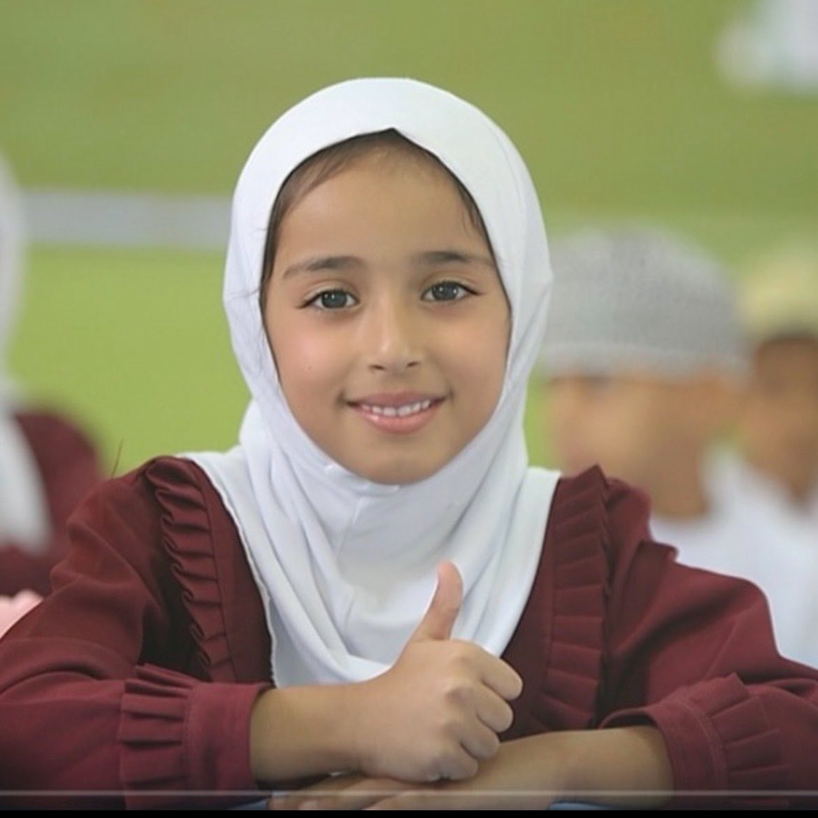 #صباح_الخير

تعلَّم كيف تشرق مع الشَّـمـس 
تارِكًا اللِّيل الّذي بداخلكَ للأمس .
صباح الخميس ..🦋