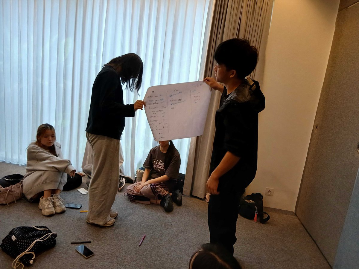 【グリーンスクール研修３日目❶】

今日のスタートは昨日の活動を振り返りながら、①ワクワク、発見　②疑問　③「繋がり」を感じたことを紙に書いて発表🙋‍♂️

体験したことから、気づきと学びを内省して「経験」に変えていきます💡💫