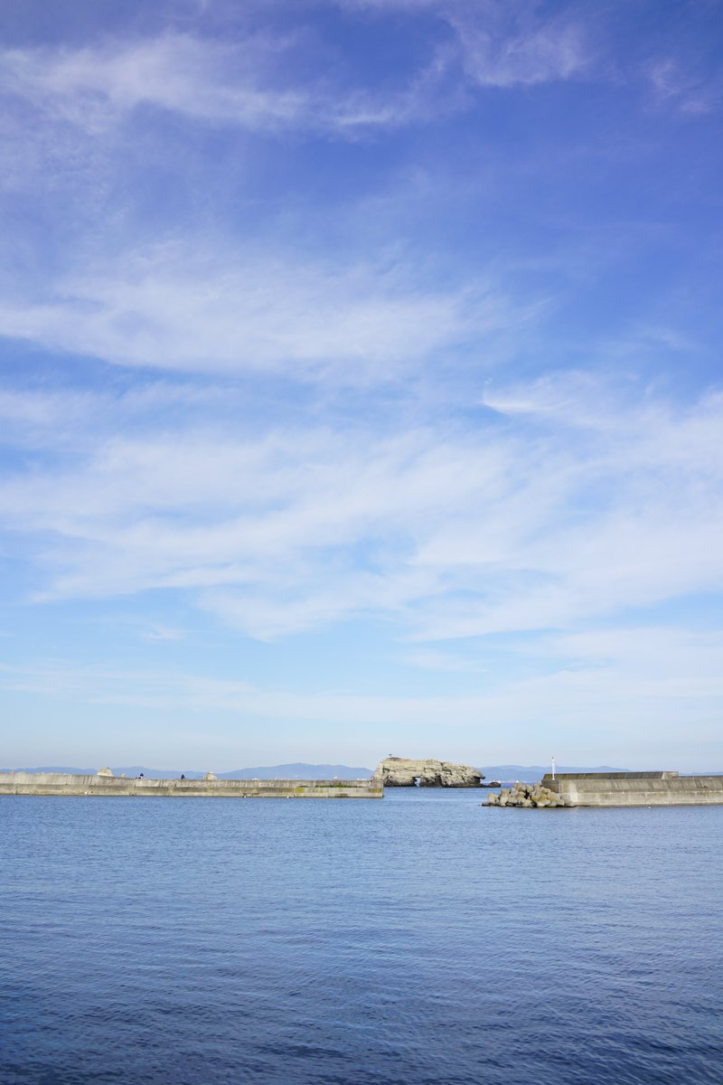 奥松島の紅葉をと思って走ってきました。
松島というから、松は紅葉しないんだね。
おそい、おはようございます。

紅葉は観られませんでしたが、秋の空に出会えました。
気持ちのいい青空です。
岸壁では釣り糸を垂らして、ゆったりとした時間に溶け込んでいる人が数人。
秋の日　いい日だね。🥰