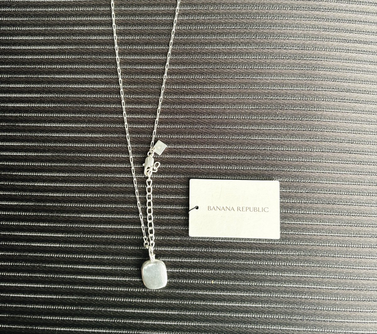 ぺ*ん様 BANANA REPUBLIC シルバーペンダントネックレス BANANA REPUBLIC シルバーペンダントネックレス シルバー Banana
