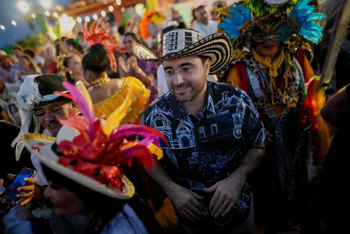 YamilHAranaP's tweet photo. Hoy acompañamos al alcalde @dumek_turbay en el lanzamiento de las Fiestas de la Independencia.

Y solo puedo decirles que Cartagena se prepara para una celebración inolvidable. 

#LaFiestaQueNosUne ya llegó. Folclor, historia, tradición y goce. ¡Estamos listos! 💛💚❤️ https://t.co/dbfyRSqgXo