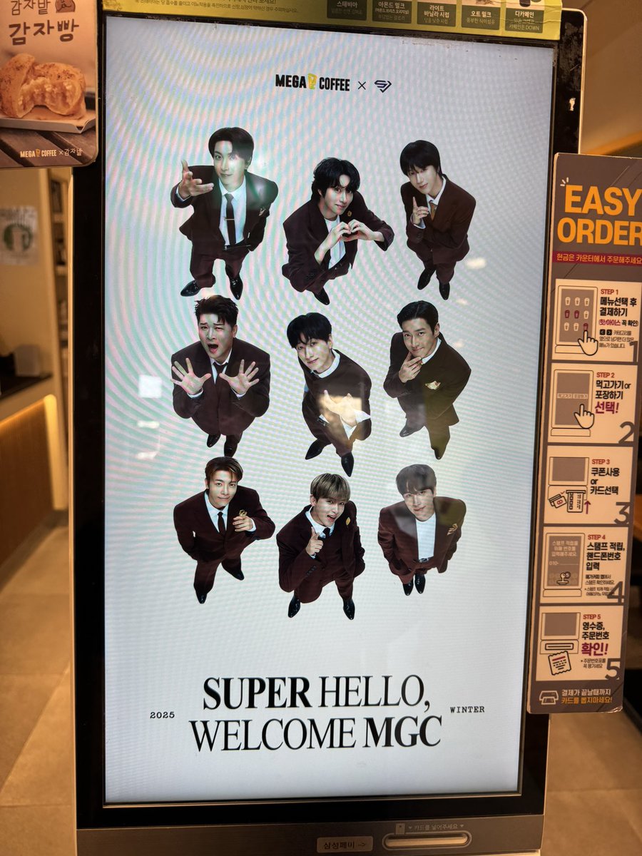 super welcome, super winter, super hello from super (mega) junior😆🤏🏻
cr hae1015__

MORE DECADES WITH SUPER JUNIOR
#20toEternitySuperJunior
#슈퍼주니어_더라스트맨_스탠딩