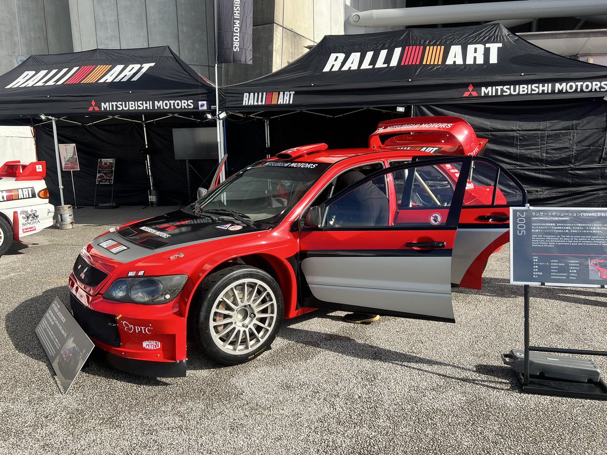 rallyplus's tweet image. 【けいこのホゲホゲWRC@ジャパン日記】 

三菱ラリーアートのブースにはグループAの三菱ランサーエボリューションI I Iと2005年WRC参戦のランサー WRC05が展示されています🚗　いつ見ても精悍💪

#WRCjp #WRC  #hogeWRC #RallyJapan