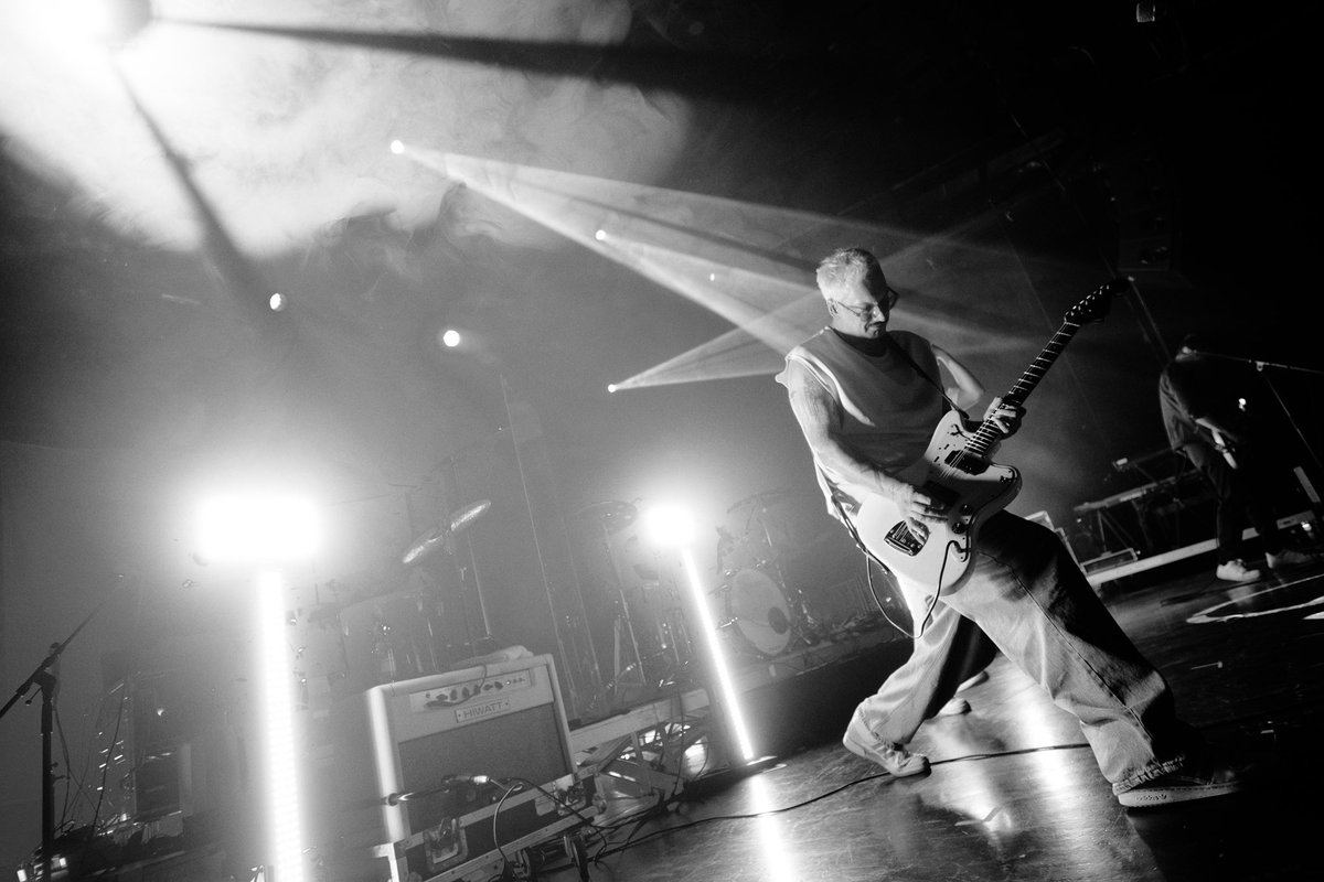 prijet ve tri rano z koncertu. tretiho tenhle tyden. zaparkovat a vedet ze za par hodin vstavas do prace. a pak zas jedes na koncert. ctvrtej tenhle tejden.

nelitovat ani minuty. vedet ze tvuj sef <a href="/martindestroyer/">Martin Přikryl 🇪🇺</a> mel taky koncert a taky dalsi dva ma. nejlepsi job, co lze mit.♥️