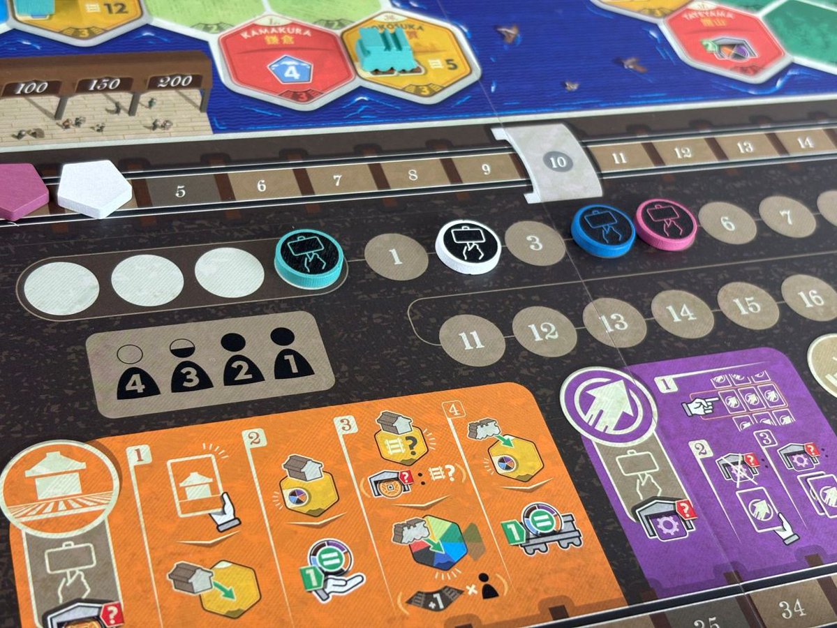 【新商品】豪華クリエイター陣が贈る、至高の競り×鉄道ゲーム！明治時代初期の日本で鉄道会社を経営し、リソースをやりくりして、各地に線路を敷きましょう。さまざまな得点手段と競りの順位決めが楽しい『レイルウェイブーム』は11月7日発売！
arclightgames.jp/product/828rai…