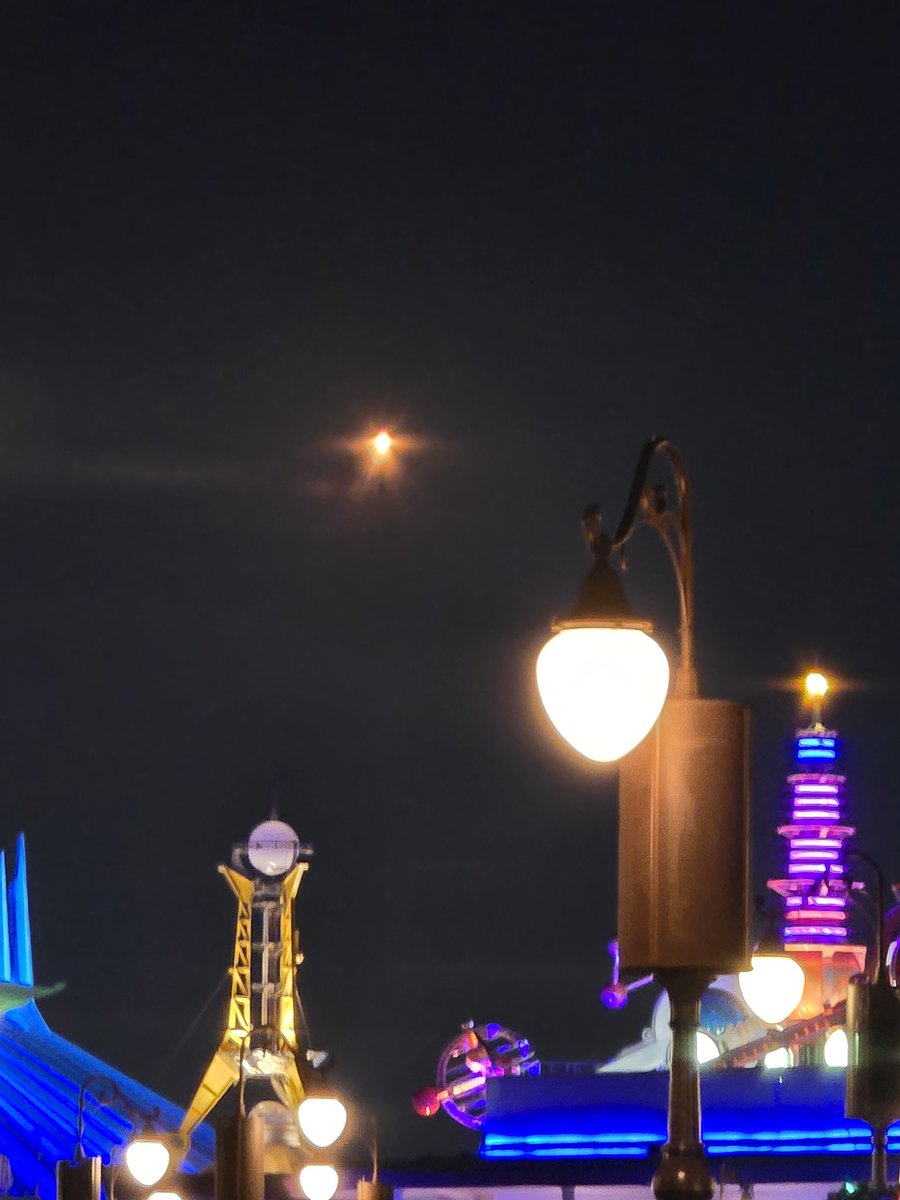 ThWhiscashAdmin's tweet image. First Canaveral launch from the night, @SpaceX Starlink, viewed from the Magic Kingdom! Aptly positioned behind Tomorrowland.