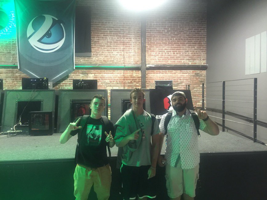 SneakyTweeet's tweet image. This was in black ops 3 won 1st place 🥇 3/3 at LANs playing. Going to be moving diffy in black ops 7 im telling you. #SneakyGang