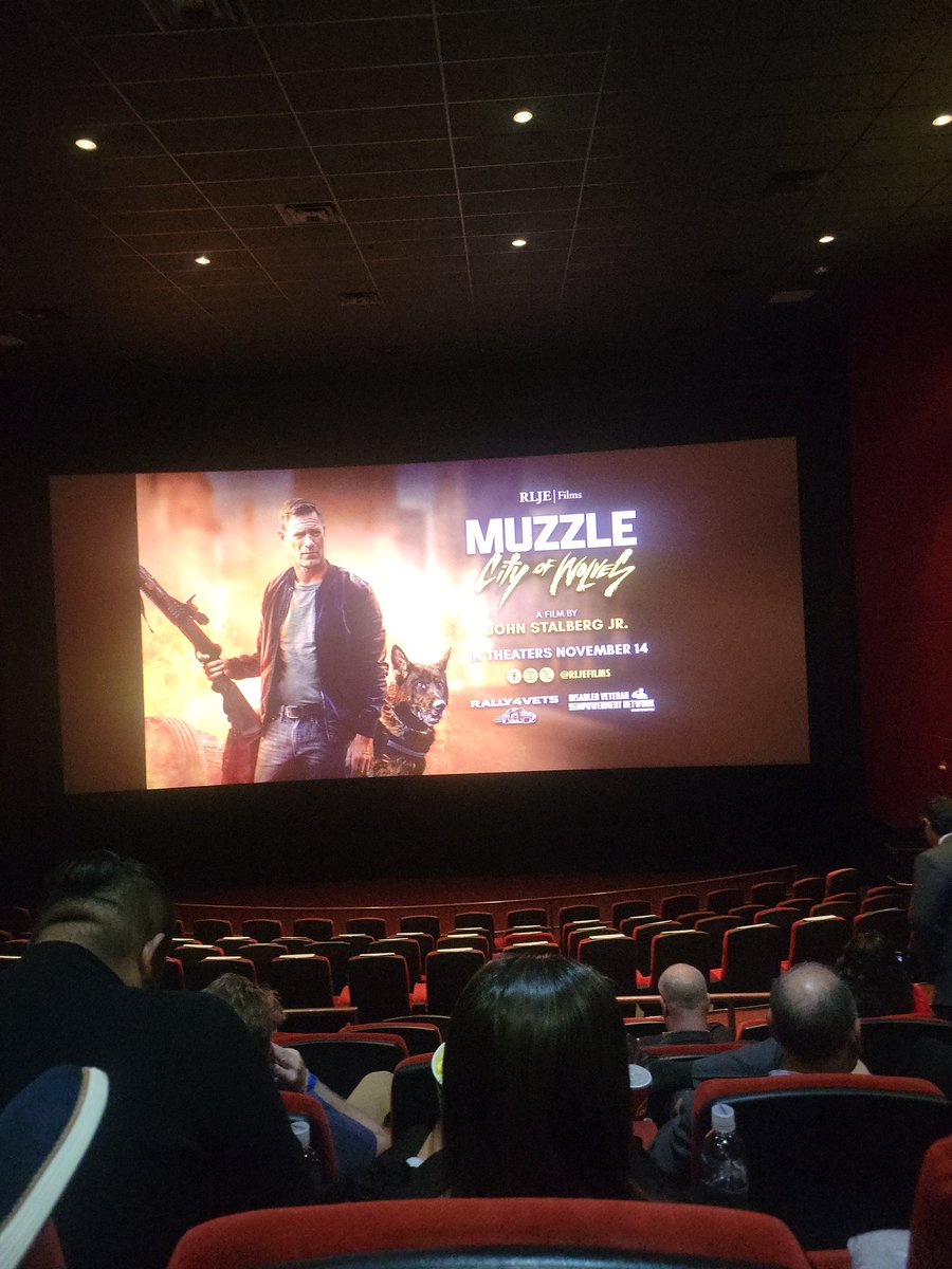 SeanNeutron's tweet photo. Q&A with Aaron Eckhart and director John Stalberg Jr.
#cityofwolves #muzzle #rljefilms #rally4vets https://t.co/dbDtdTESCW