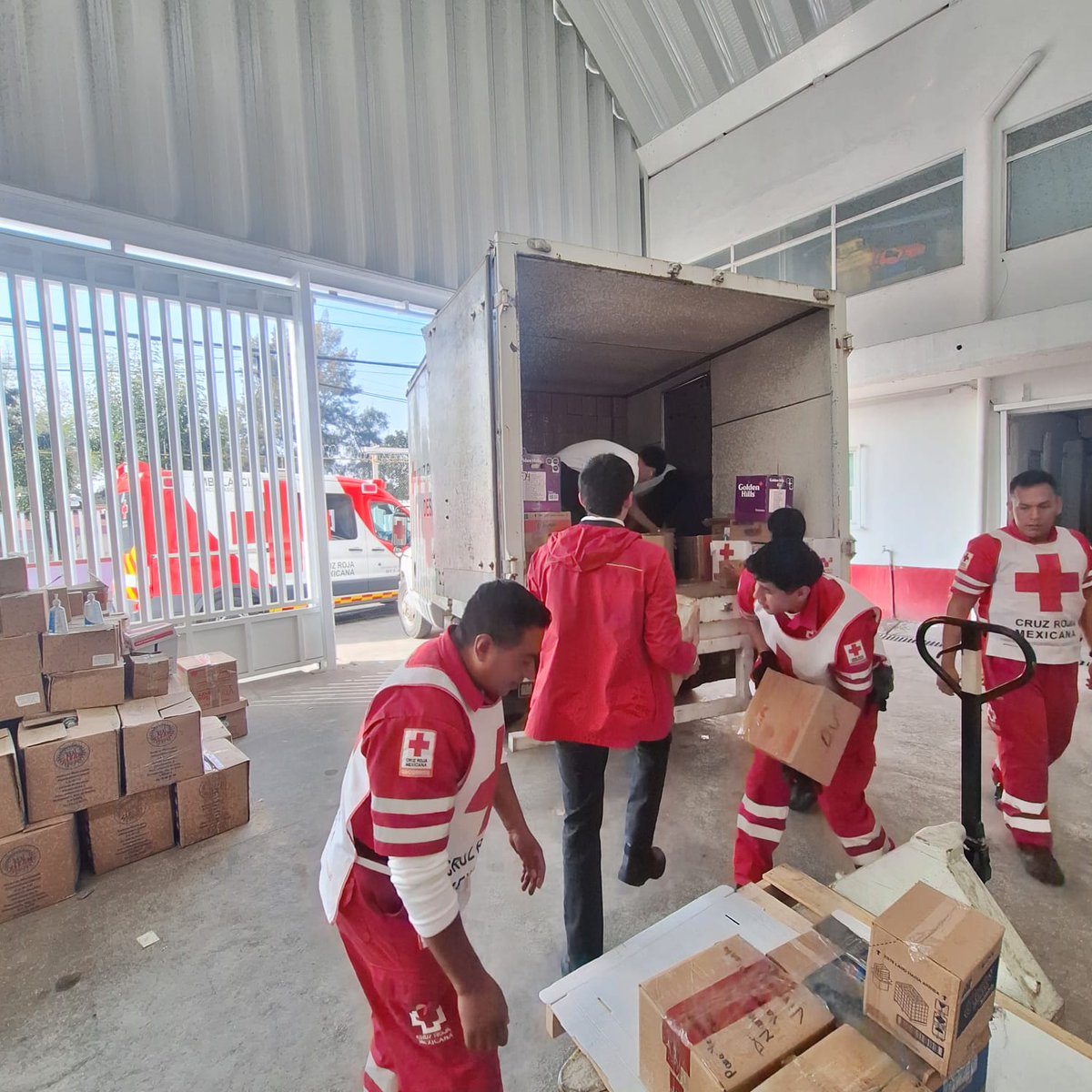 #Entérate

Trasladan ayuda humanitaria captada en #CentrosDeAcopio de Cruz Roja #Edoméx TRAXION.

facebook.com/share/p/16M3nt…

#AyudarNosMueve