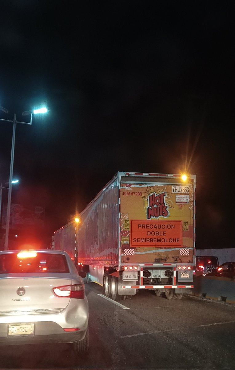 RomanoMex's tweet photo. ¿Qué no está prohibido los doble semirremolque en el distribuidor vial de Palmira? Solo faltaría  que ocasionara otro socavón como los de antes  en esa zona @CAPUFEmonitoreo https://t.co/c4tXwmjM2y