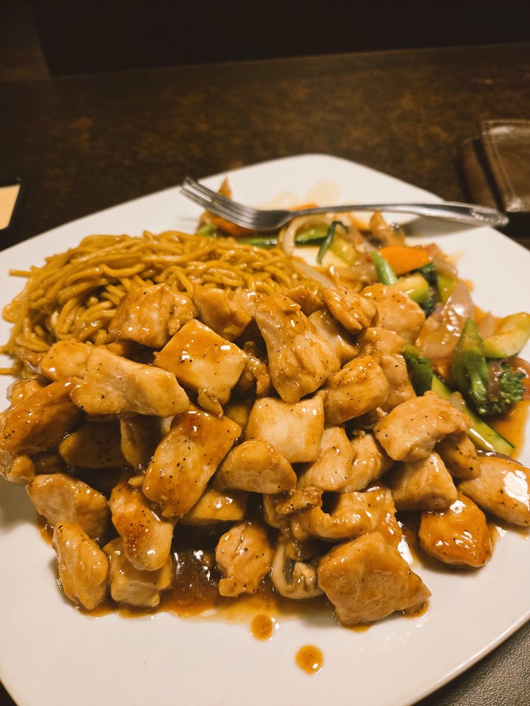 Having a celebration dinner for the first stream, I ended up going alone and it's my first time eating alone in a restaurant. ITS SOO WIERDDD