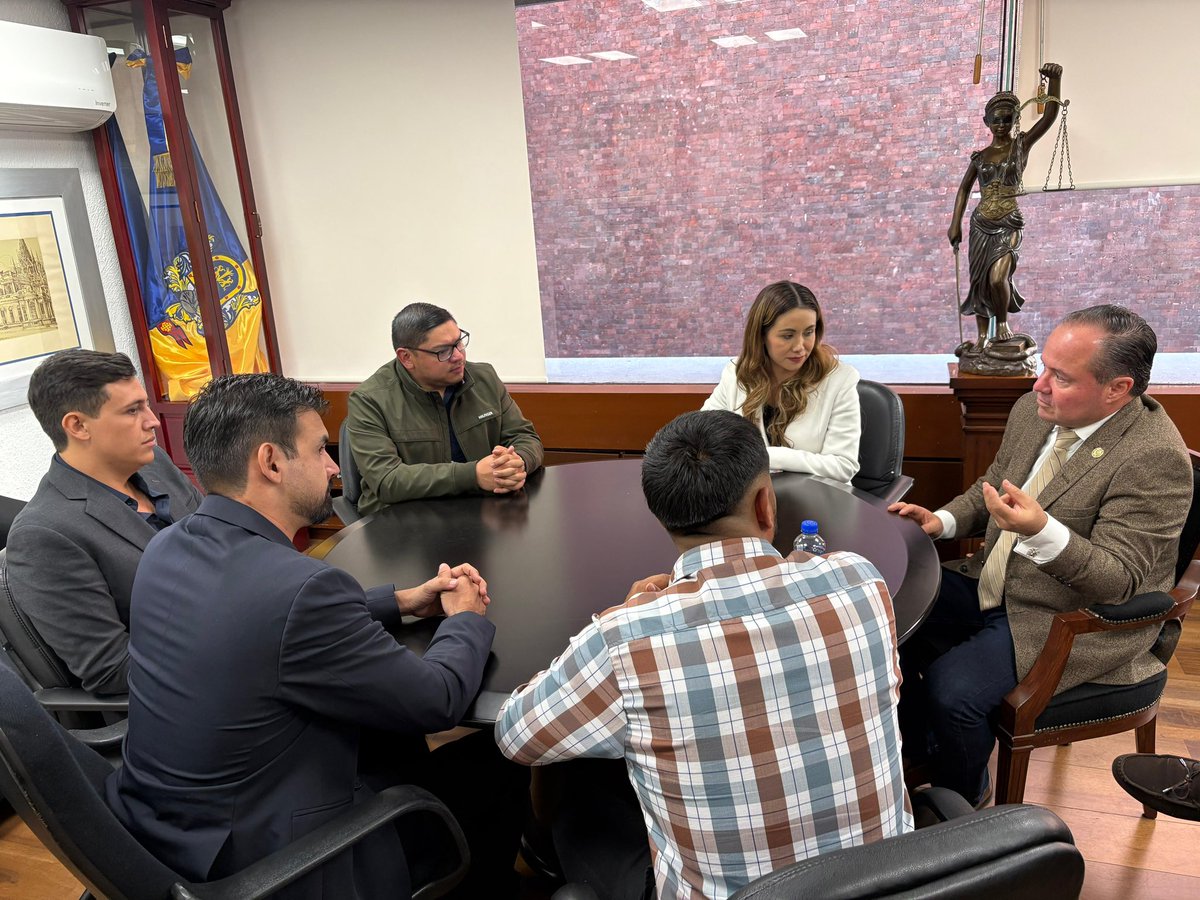 Jornada de trabajo legislativo y gestión.  

Atendí a representantes de obras públicas de #TamazulaDeGordiano y #Tapalpa, con quienes avanzamos en gestión de recursos para diversas obras hidráulicas y de caminos en comunidades rurales de sus respectivas demarcaciones.