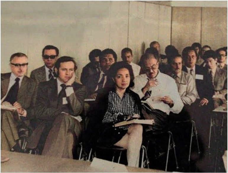 La Dra. María Isabel Rodríguez rodeada de hombres en una conferencia de escuelas de salud pública.
Se graduó de medicina en 1949, siendo la única mujer de su promoción y la tercera doctora graduada del país.

Este 5 de Noviembre de 2025 cumple 103 años de edad.

© Menly Cortez