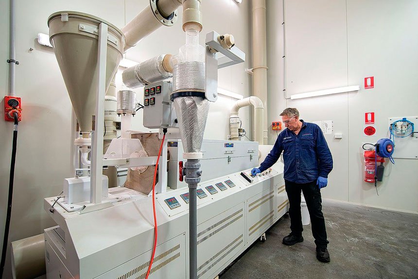 MsKrowe1376's tweet image. The new Critical Minerals Agreement is big news for Australia and for the Redlands. Lava Blue's world-class facility is turning mine waste into high-purity alumina (#HPA), a key ingredient in #EV batteries, #LEDs and defence tech. Proof that world-class processing and