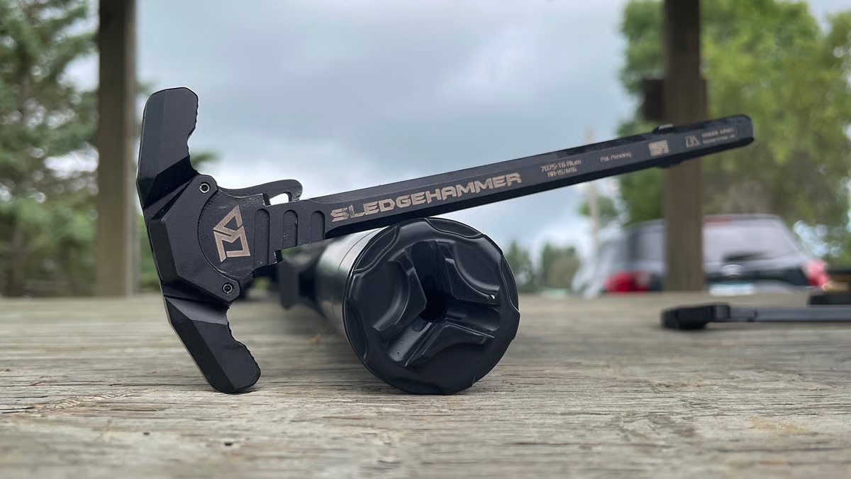 Say goodbye to overgassy builds with the Sledgehammer charging handle! One of the many features is the 3 cuts located in front of the latch that help redirect gas away from the users face. 😮‍💨

📸: gunsdotcom - Alexander Reville