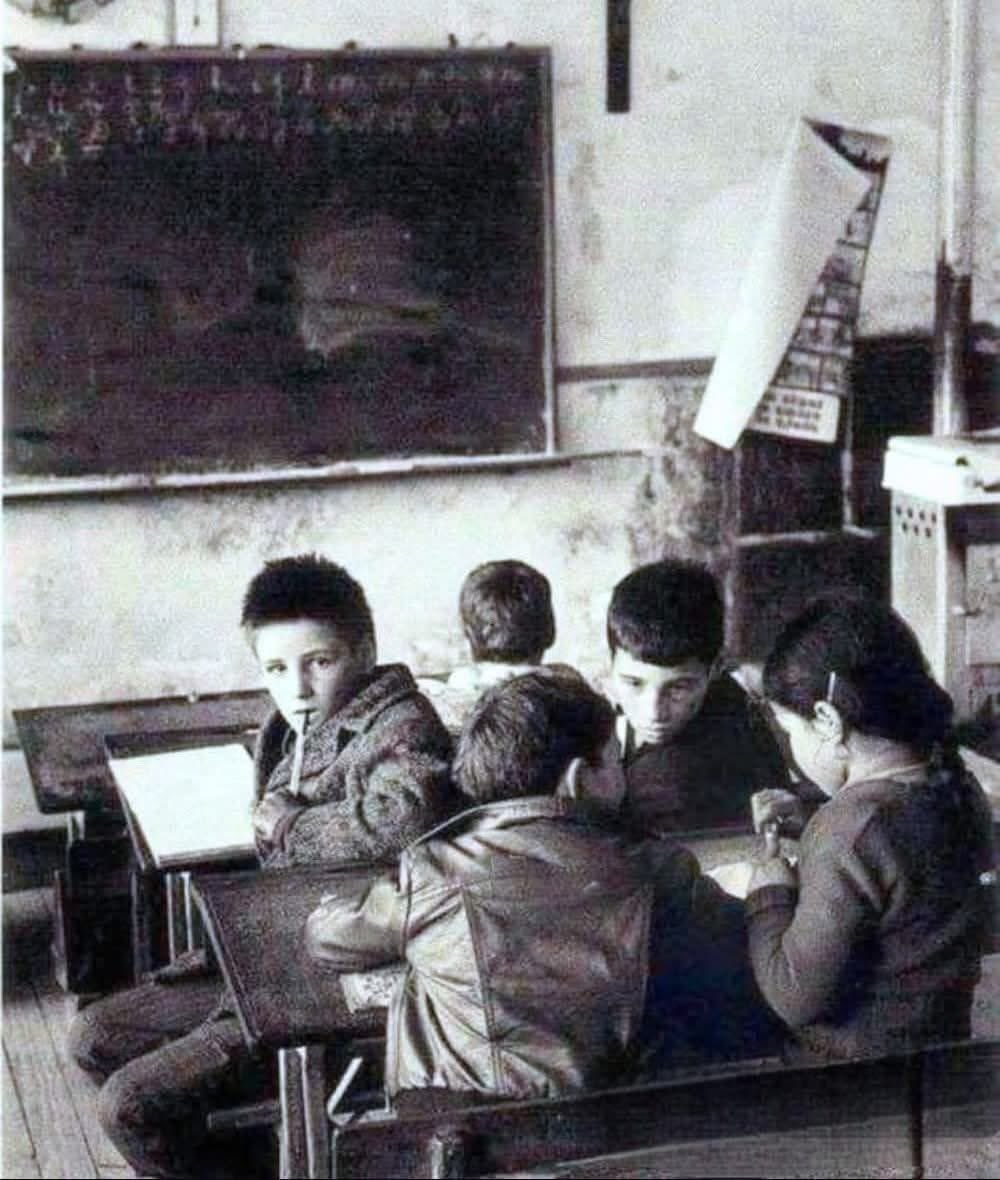 JoseFerreiraj94's tweet photo. En el primer día de escuela, la maestra Teresa entró en el aula con la sonrisa de alguien que cree profundamente en su papel. Ella les dijo a los niños:
— Prometo tratar a cada uno de ustedes con amor y respeto. Cada uno de ustedes es especial para mí.

Pero solo tomó unos días para que esa promesa empezara a vacilar.
Había un niño, Rafael, que parecía decidido a ponerla a prueba todos los días. Siempre llegaba con ropa sucia, deberes sin terminar, se quedaba dormido en su escritorio, o interrumpía la lección. Teresa intentó amabilidad, estricto, paciencia e incluso ira. Pero nada funcionó. Rafael permaneció como un muro.

Un día, exhausta, confió en el principal:
- No puedo seguir haciendo esto. Este niño no quiere aprender. ¡No soy una niñera!

El director no dijo nada. Abrió un cajón, sacó un archivo y se lo entregó.
Fue el récord escolar de Rafael.

Teresa lo abrió a regañadientes, pero pronto las palabras comenzaron a hundirse:

Primer grado: "Rafael es un niño curioso y brillante. ”
Segundo grado: "Le encanta la escuela, pero últimamente parece retraído. Su madre está gravemente enferma. ”
Tercer grado: "Su madre ha muerto. Rafael ha cambiado. Ha perdido todo interés. ”
Cuarto grado: "Está cada vez más aislado. Tiene miedo de su padre. Él no habla con nadie. ”

Teresa cerró el expediente con las manos temblorosas.
Por primera vez, ella realmente vio a Rafael. Ella vio las heridas que no aparecían en sus tareas fallidas, sino en sus ojos abatidos y hombros desplomados. No fue rebelión, fue dolor. Un grito silencioso de ayuda.

Al día siguiente fue la fiesta de Navidad. Los estudiantes estaban intercambiando regalos coloridos.
Tímidamente, Rafael le dio una pequeña bolsa arrugada. Algunos se rieron. Ella no lo hizo. Ella lo abrió cuidadosamente. Dentro había un viejo brazalete con piedras perdidas y una pequeña botella de perfume.

Teresa no dudó. Ella se puso el brazalete y roció el perfume en su cuello. La risa paró.
Rafael la miró y susurró:
— Hoy... Hoy hueles como mi mamá.

Ese día, todo cambió.
Teresa ya no era solo una maestra. Ella se convirtió en un faro. Ella eligió enseñarle no sólo letras y números, sino también que el mundo puede ser amable, que el amor todavía existe.

Después de las vacaciones, regresó a clase usando el brazalete y el perfume. Rafael la vio. Y por primera vez, sonrió.

Comenzó a intentar, a creer, a florecer.
A finales de año, él era su estudiante más especial.

Años después, una carta llegó a su escritorio.
Era de Rafael.

“Estimado maestro,
Hoy me convertí en médico. Estoy a punto de casarme. No puedo imaginar a alguien más importante que tú para ser mi madrina. ”

El día de la boda, Teresa llevó el brazalete. Y el perfume.
Al verla, Rafael corrió a abrazarla:
— Todo lo que soy, te lo debo a ti.

Ella sonrió a través de sus lágrimas:
- No, Rafael. Me has enseñado la lección más importante de todas: lo que realmente significa ser profesor.